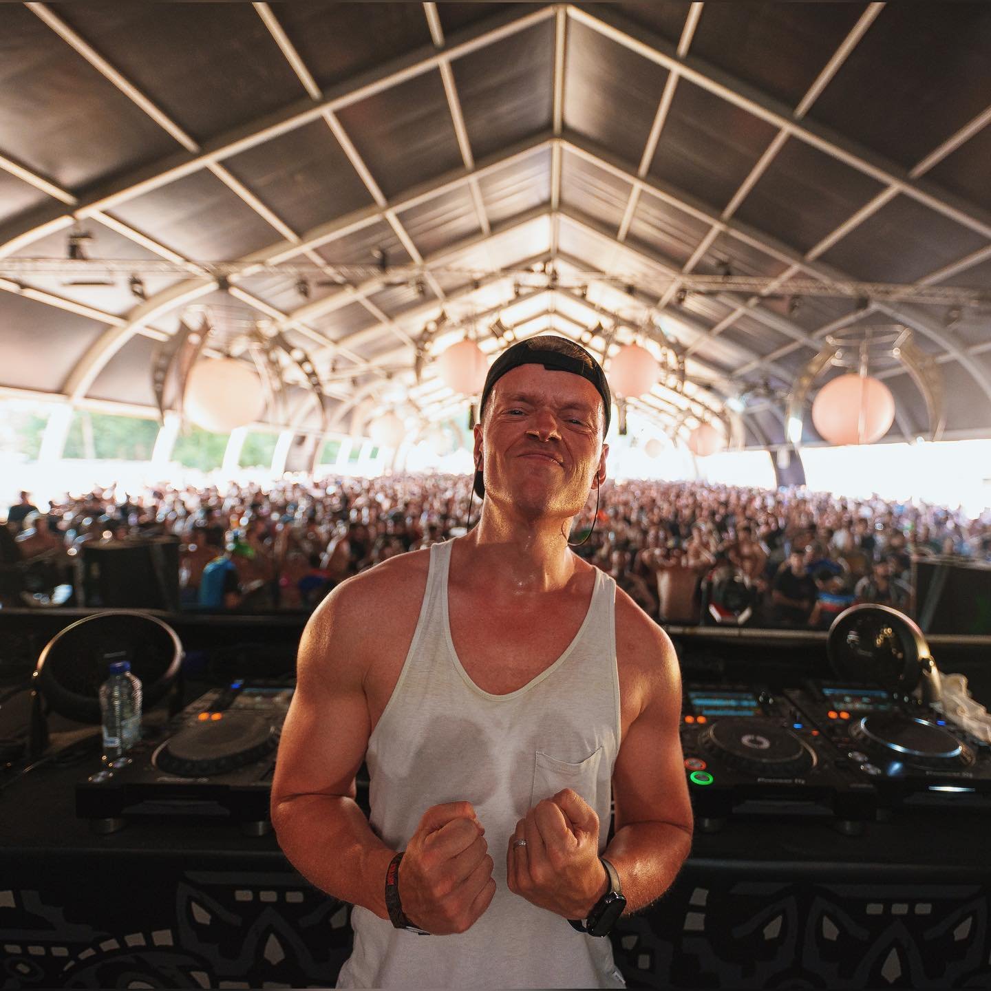 Steven Tel at a mainstage festival